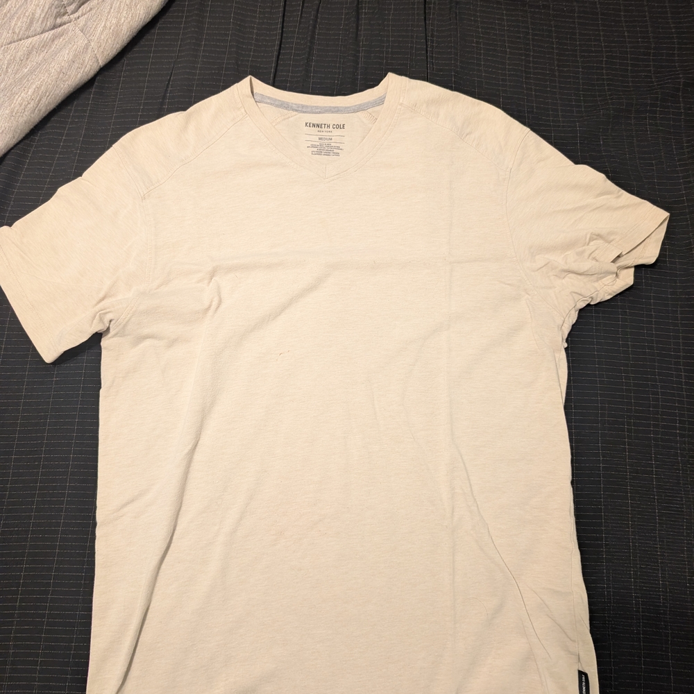 Kenneth Cole Men's Off White Short Sleeve V Neck Tee
